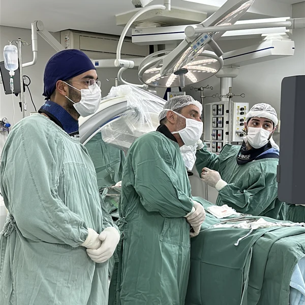 Equipe cirúrgica em procedimento de coluna