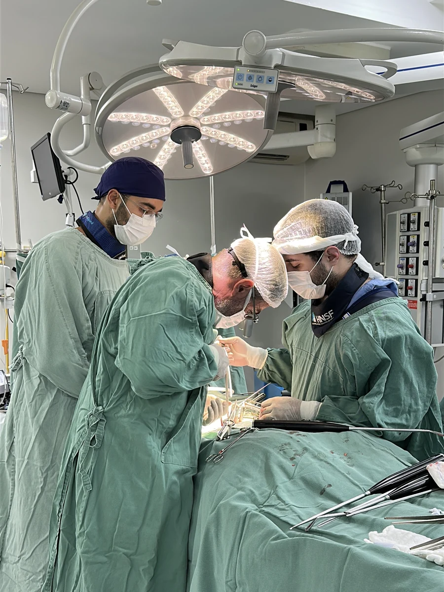 Dr. Alexandre Toulias realizando cirurgia no Hospital Nossa Senhora de Fátima