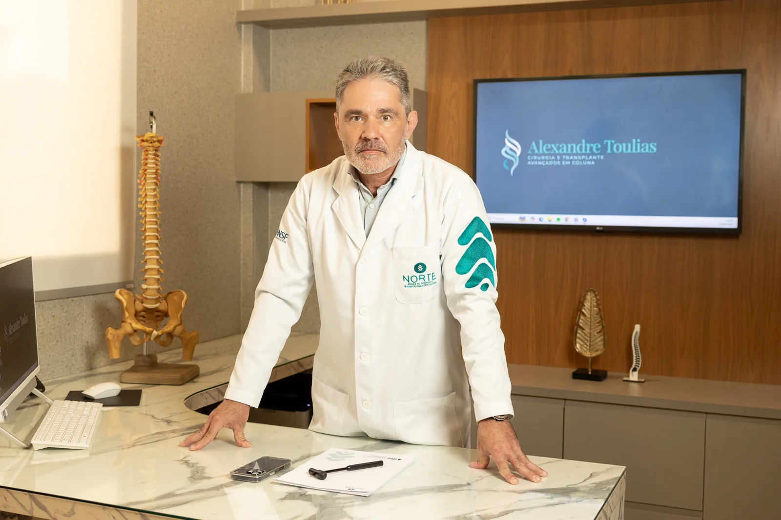 Dr. Alexandre Toulias no consultório, especialista em cirurgia endoscópica de coluna em Patos de Minas
